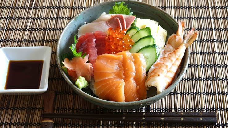 Chirashi có thể hiểu là dạng sushi được trình bày trong tô hoặc đĩa.