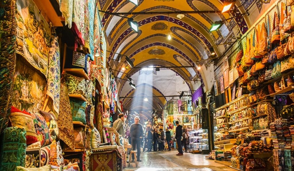 Grand Bazaar là khu chợ nổi tiếng với mạng lưới cửa hàng san sát