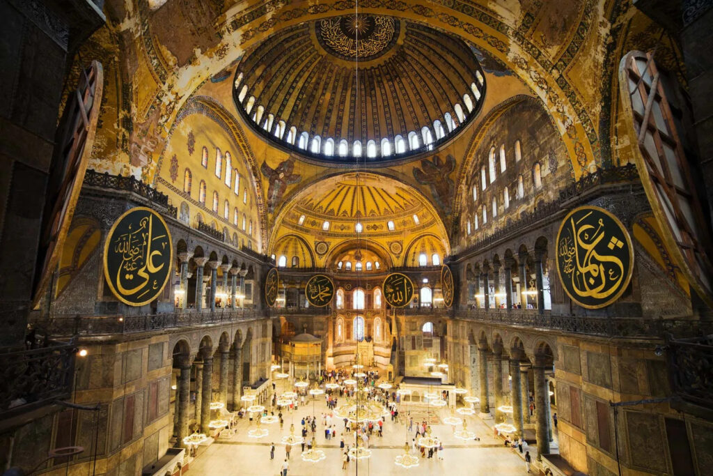 Hagia Sophia là một trong những công trình mang tính biểu tượng của Istanbul