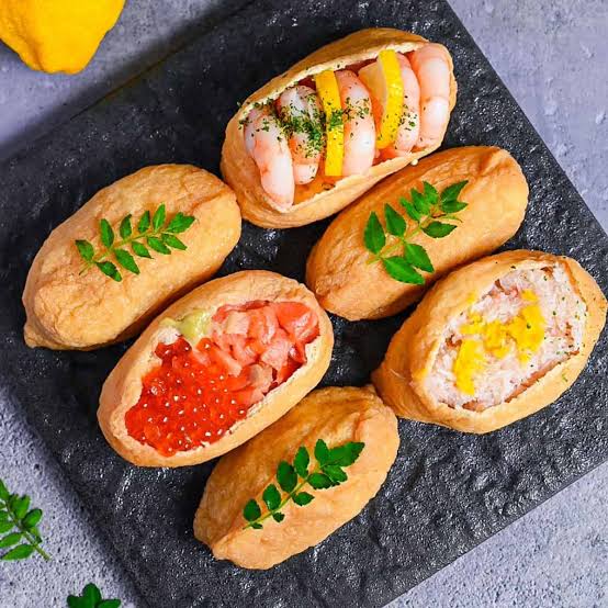 Inari sushi có cách làm khá khác biệt khi phần cơm giấm được nhồi vào túi đậu phụ chiên.