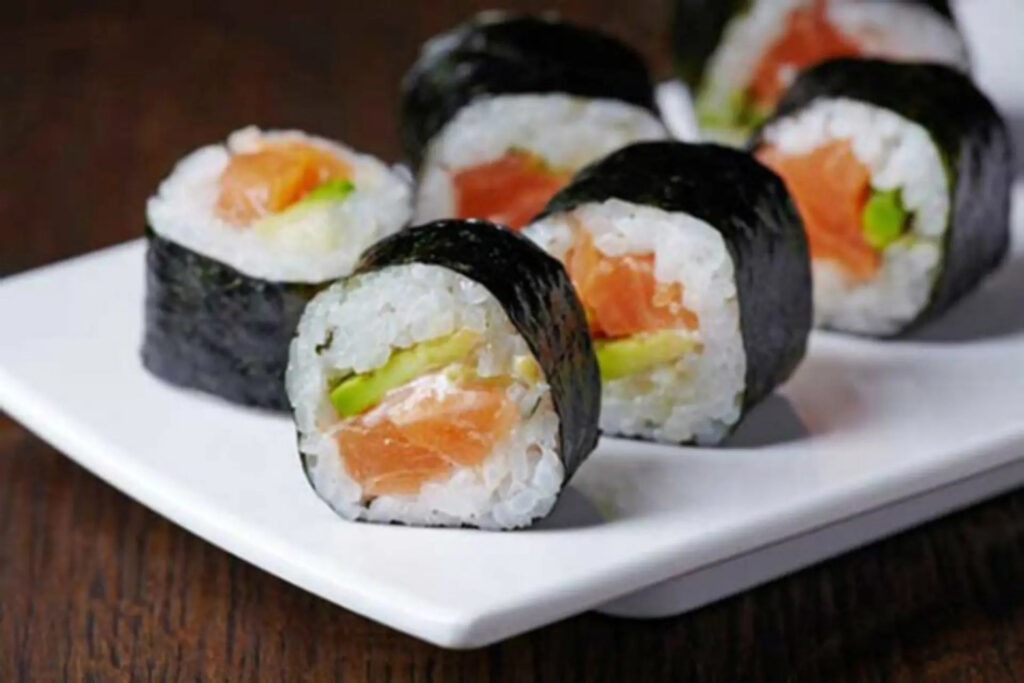 Maki là loại sushi cuộn