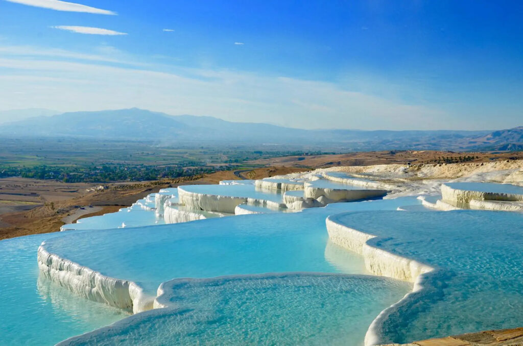 Pamukkale là những tầng đá vôi trắng trải dài trên sườn núi.