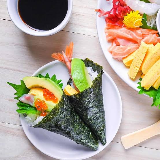Temaki còn được gọi là sushi cuộn tay