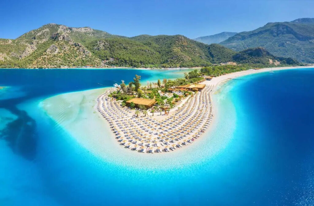Ölüdeniz nổi tiếng với làn nước xanh trong, bãi biển đẹp