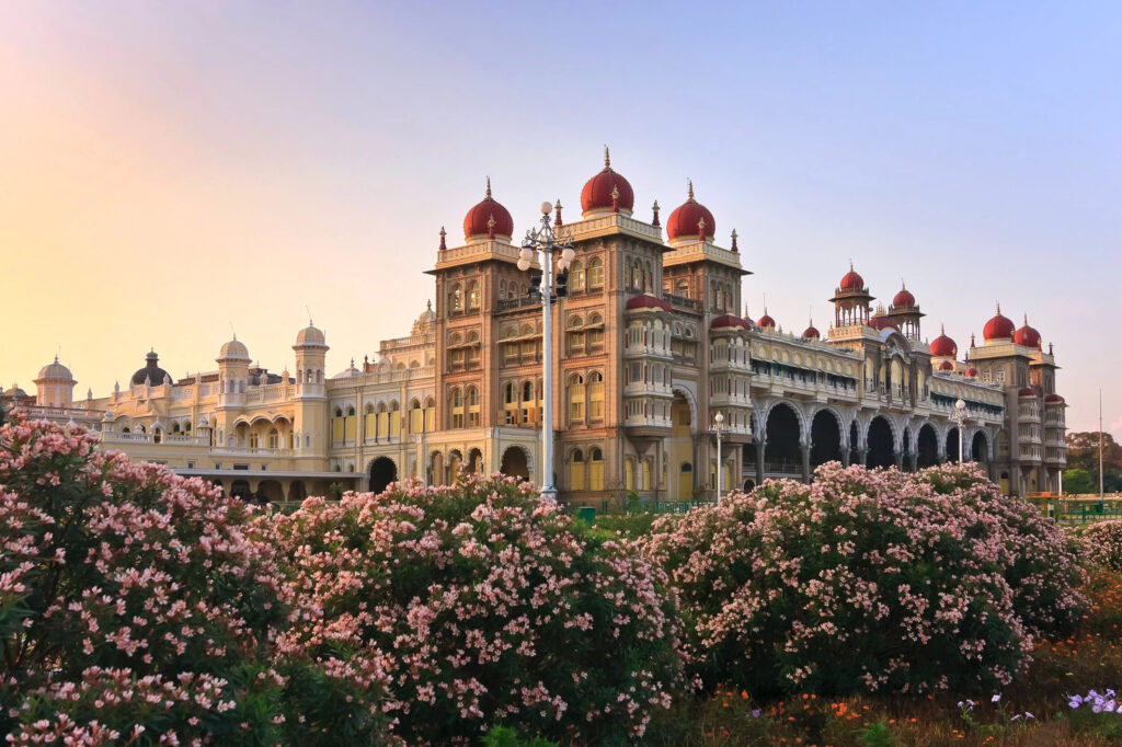 Cung điện Mysore nằm tại thành phố Mysuru, bang Karnataka ở miền Nam Ấn Độ