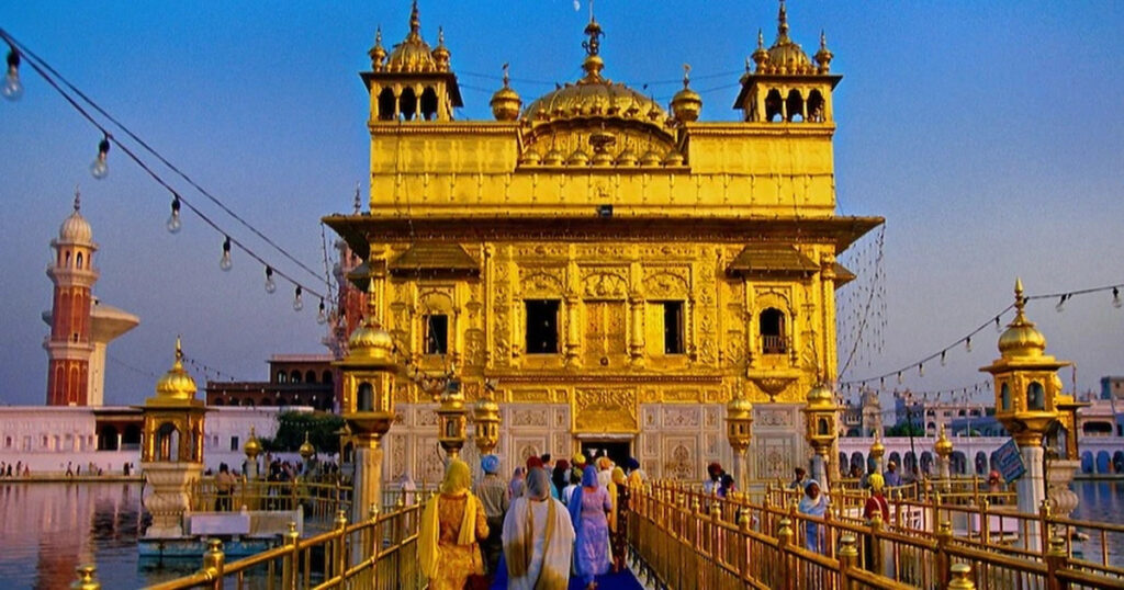 Golden Temple hay Harmandir Sahib nằm tại Amritsar, bang Punjab.