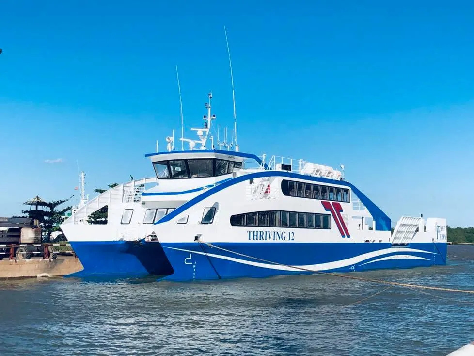 Di chuyển đến Kiên Giang rồi tiếp tục bằng tàu hoặc phà đến Phú Quốc