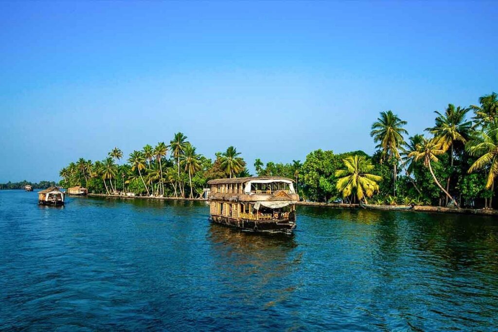 Kerala nằm ở phía Tây Nam Ấn Độ và nổi tiếng với hệ thống backwaters gồm sông