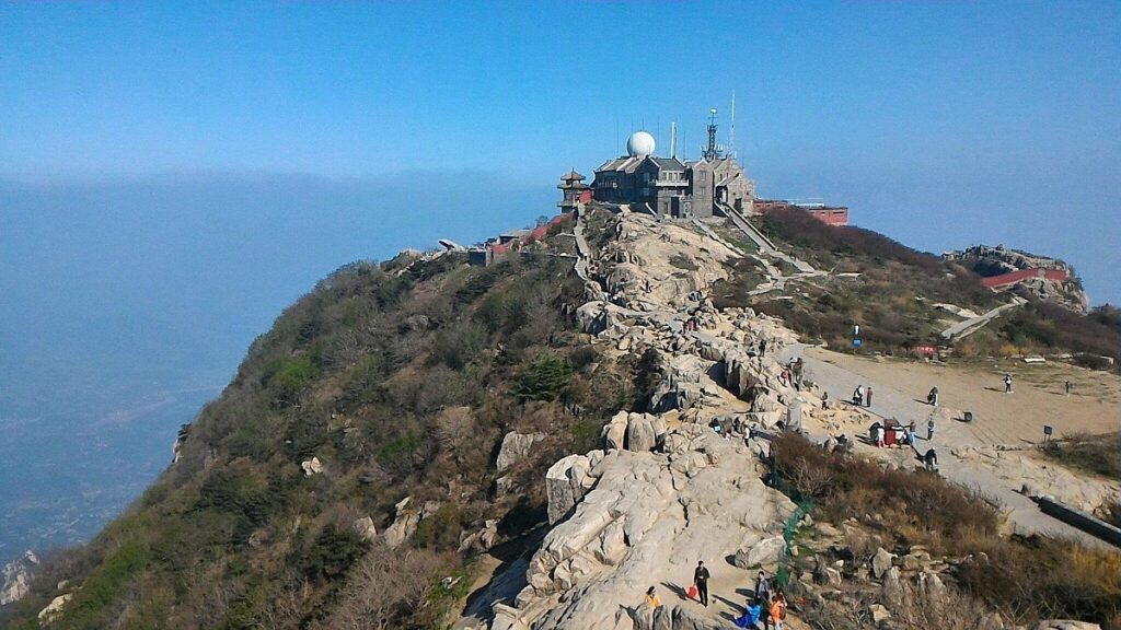 Núi Thái Sơn là một địa danh nổi tiếng về cả cảnh quan tự nhiên lẫn giá trị văn hóa