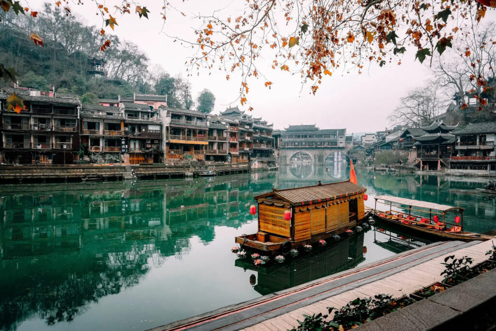 Phượng Hoàng Cổ Trấn nằm tại huyện Phượng Hoàng, tỉnh Hồ Nam