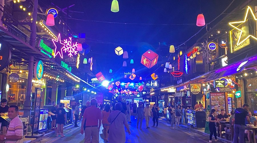 Thành phố có hệ thống khách sạn, nhà hàng và dịch vụ du lịch khá phát triển