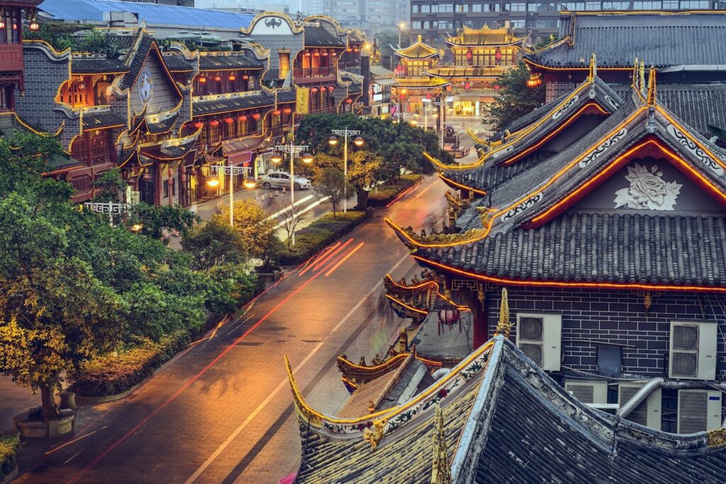 Thành Đô là thành phố nổi tiếng với gấu trúc và nền ẩm thực cay đặc trưng của Tứ Xuyên.